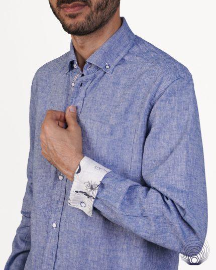 پیراهن مردانه آستین بلند آبی وارداتی، یقه Button-Down و سرآستین طرحدار سفید روی مدل مردانه.
