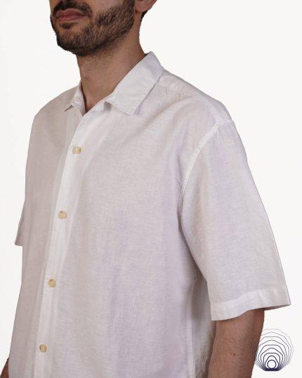 پیراهن مردانه لینن Jack & Jones، آستین کوتاه و رنگ سفید با یقه کلاسیک روی تن مدل مردانه.